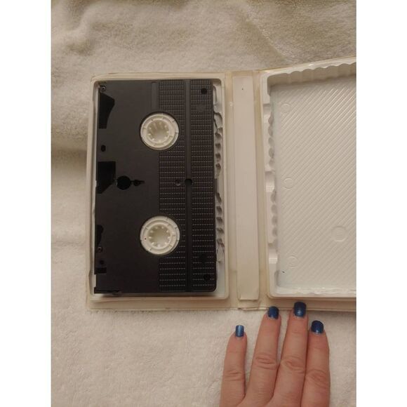 Disney's Oliver and Company (VHS, 1996) - Picture 6 of 6